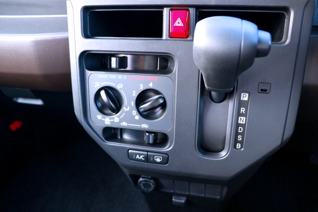車の暖房、冷房は燃費に影響するのか